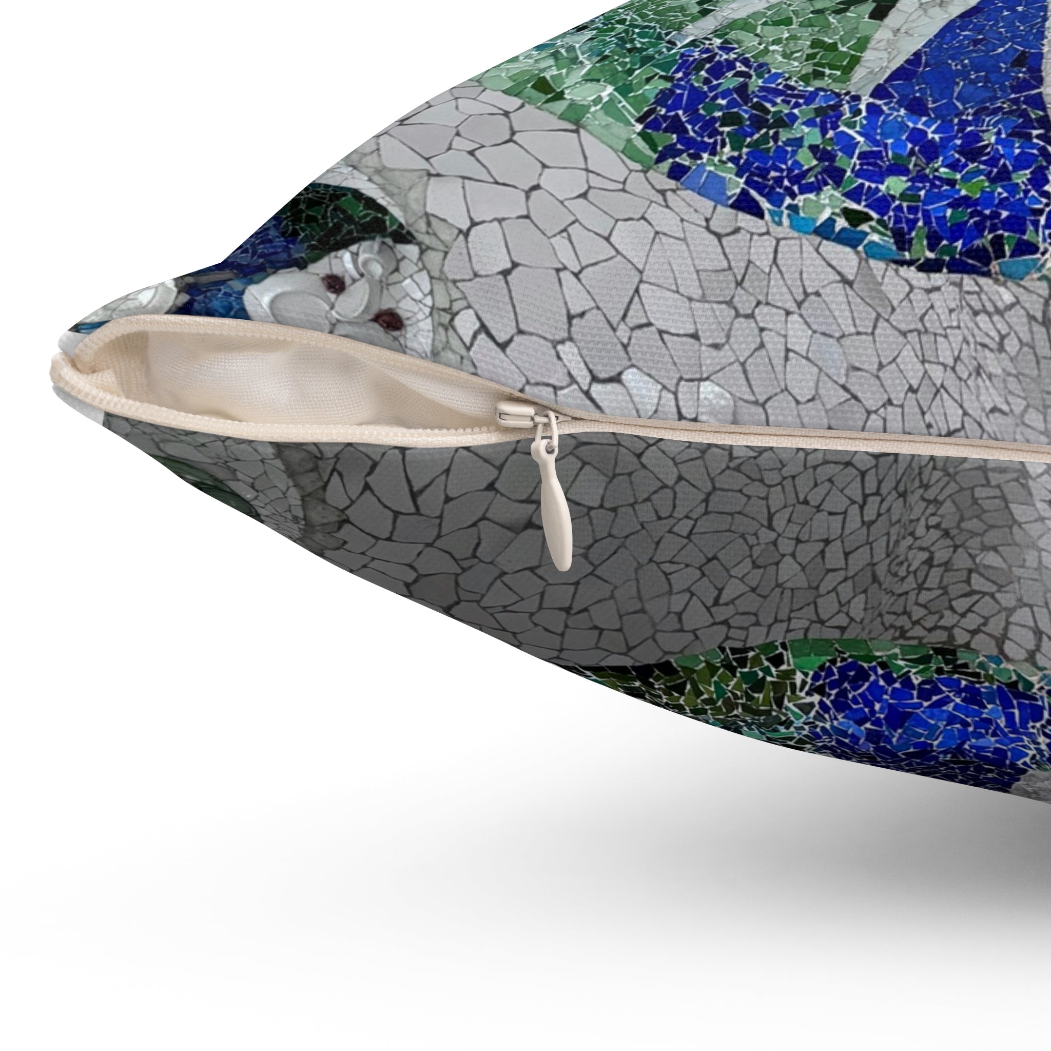 Cojín decorativo abstracto efecto estallido solar — Cojín cuadrado de mosaico azul inspirado en el Park Güell  - Magic Dreams Collection)