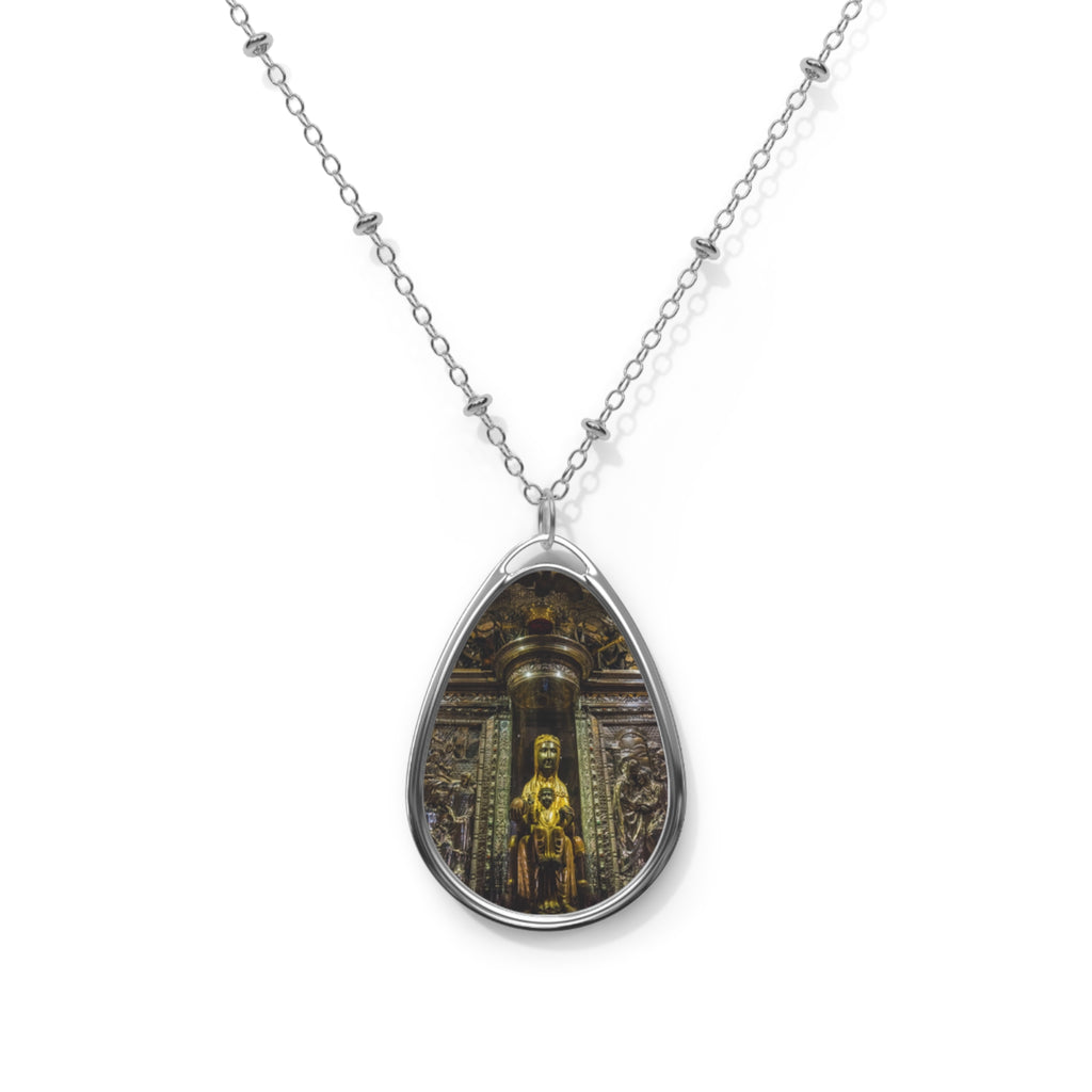 Colgante Relicario Ovalado con Foto – Virgen de Montserrat “La Moreneta” | Estilo Vintage Santuario, Forma Lágrima – Colección Magic Dreams