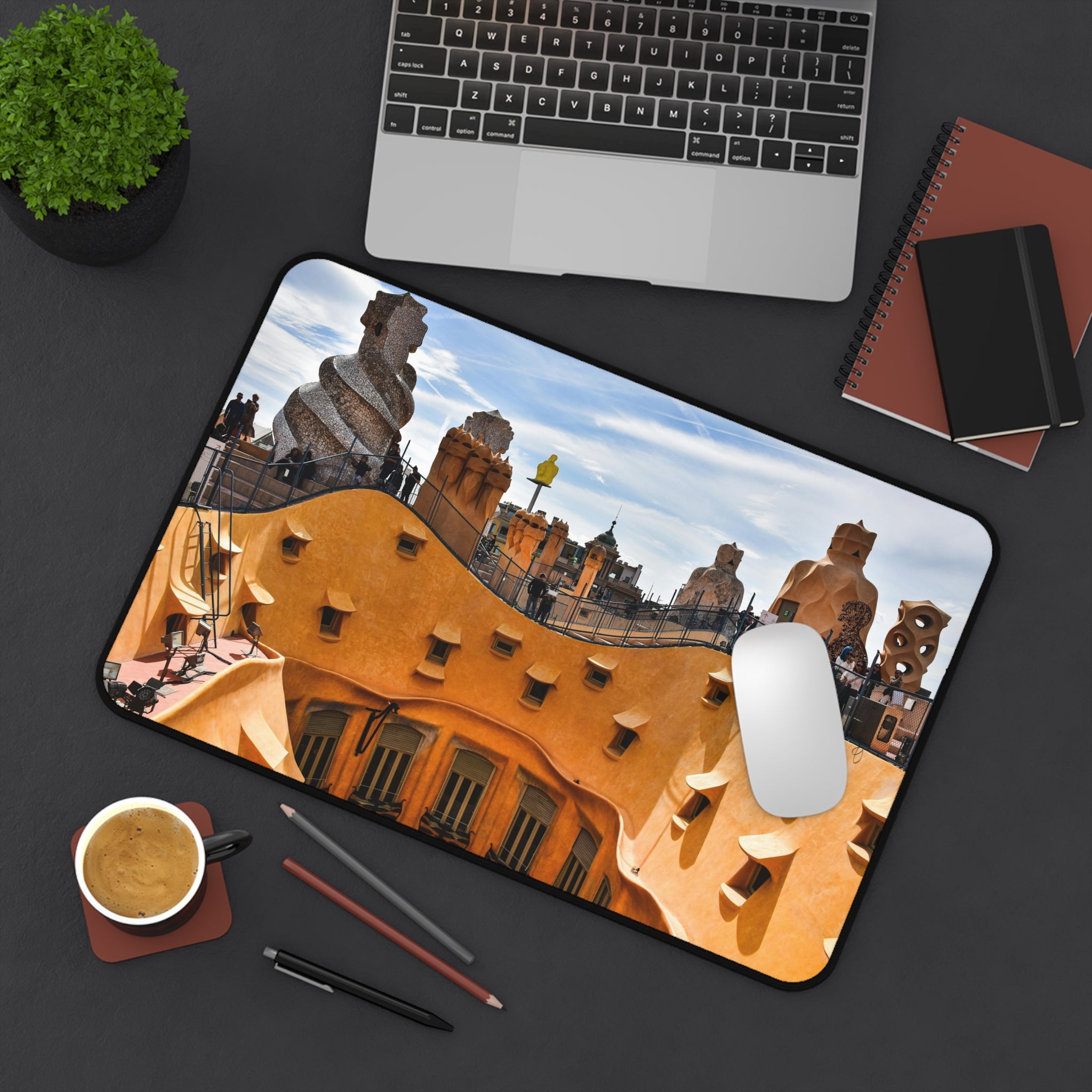 Alfombrilla de escritorio arquitectura Gaudí Barcelona — Mousepad La Pedrera  - Magic Dreams Collection