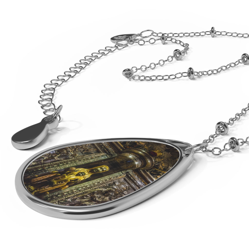 Colgante Relicario Ovalado con Foto – Virgen de Montserrat “La Moreneta” | Estilo Vintage Santuario, Forma Lágrima – Colección Magic Dreams