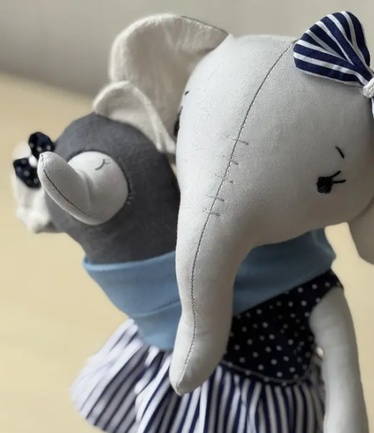 Muñeca Elefante Mamá y Bebé — 28 cm, hecha a mano (Magic Dreams Collection)