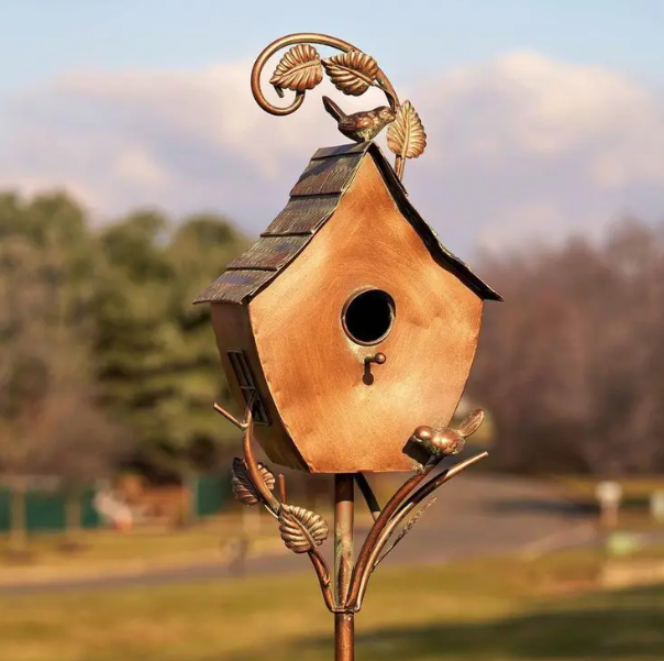 Casita de Pájaros de Hierro con Piqueta para Jardín — Cobre Envejecido - Magic Dreams Collection