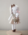 Muñeca Conejo Mamá y Bebé — 35 cm, hecha a mano (Magic Dreams Collection)