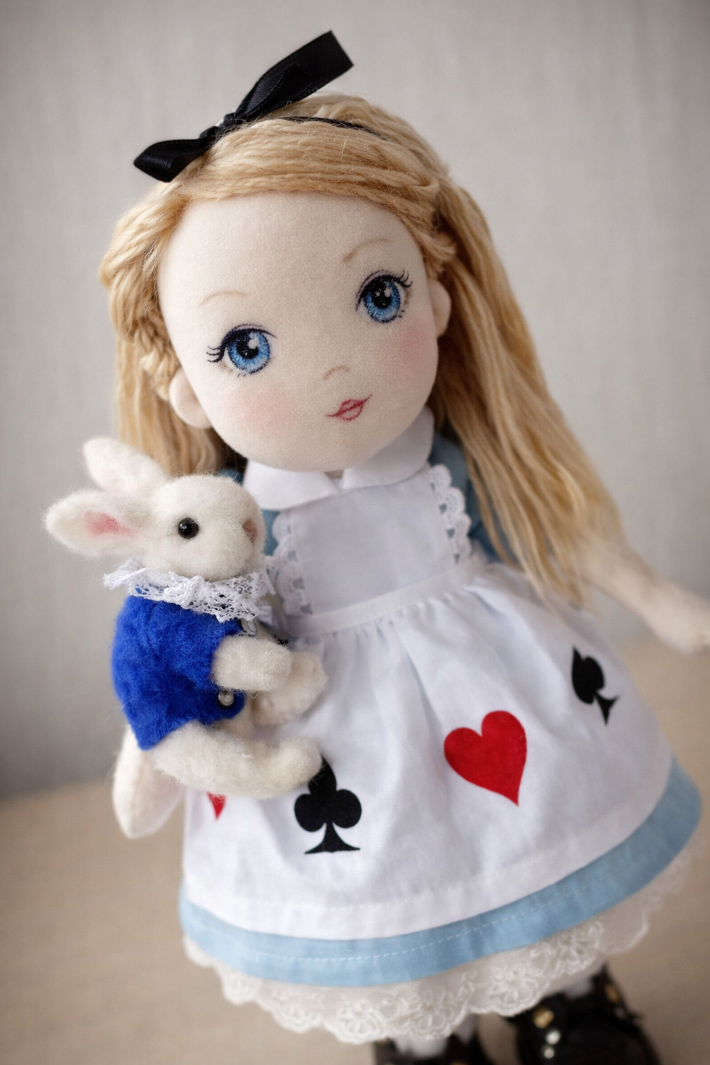 Alicia en el País de las Maravillas y el Conejo Blanco de Freya Dolls — Magic Dreams Collection