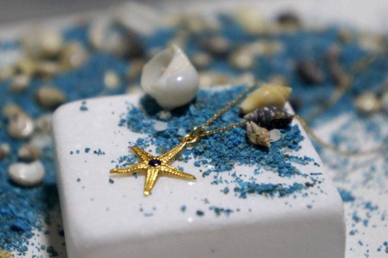 Collar con colgante de estrella de mar (chapado en oro, detalle de circonita) (Magic Dreams Collection)